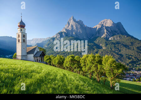 Paysage de montagne dans les Dolomites avec Saint Valentin et de l'Église célèbre Mont Actaeon dans la belle lumière du matin au lever du soleil, le Tyrol du Sud, Italie Banque D'Images