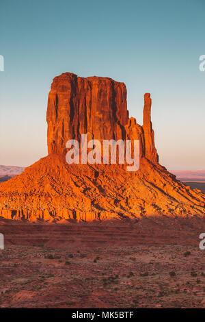 La vue classique du célèbre West mitaines à Monument Valley illuminée en magnifique lumière du soir au coucher du soleil en été, Arizona, USA Banque D'Images