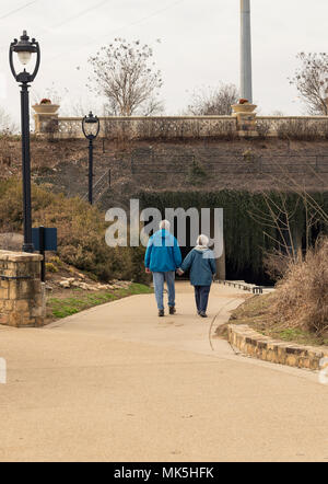 Vieux couple en train de marcher sur la voie de la santé et du parc promenade de loisirs Banque D'Images