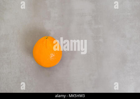 Grand concept de la saine alimentation, de l'orange en fond gris. Avec l'exemplaire de l'espace. Banque D'Images