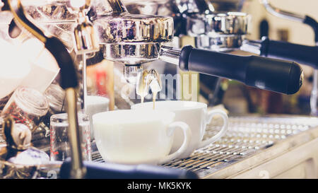 Les hommes d'Asie à l'aide de Barista machine à café dans le café au comptoir - femme au travail propriétaire de petite entreprise nourriture et boisson cafe concept Banque D'Images