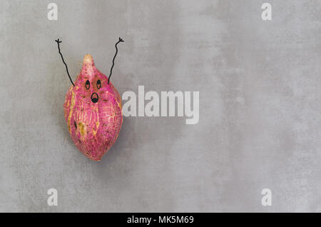 Grand concept de la saine alimentation, la patate douce sur fond gris, béton poli. Banque D'Images