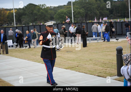 Corps des Marines à la retraite de tir principal Sgt. Bob Verell fait son chemin du retour de la Vietnam Veterans Memorial Wall après avoir joué le 2 novembre, 2017 robinets, au Veteran's Memorial Park de Tupelo, Mississippi. Verell, un vétéran de la guerre du Vietnam, a servi comme sergent du peloton d'infanterie au Vietnam. (U.S. Photo de l'Armée de l'air par le sergent. Christopher brut) Banque D'Images