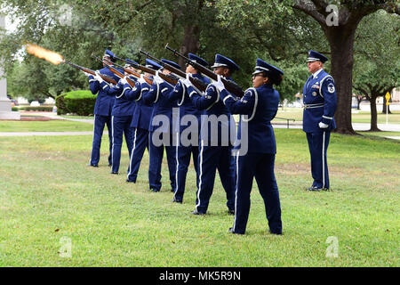 Un Joint Base San Antonio sur la garde d'honneur tiré partie de sa troisième feux volley lors de funérailles pour capitaine principal Sgt. Karen Marshall et son mari Robert Scott Marshall à JBSA-Randolph 9 novembre 2017. Le couple a été tué à la première église baptiste à Sutherland Springs, Texas le 5 novembre 2017. Scott était un ancien combattant et de l'employé avec la 12ème Escadre d'entraînement. Karen était une garde active et membre de la réserve. Banque D'Images