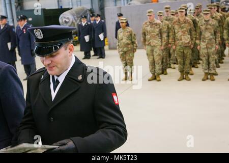 Un aviateur polonais (à gauche) avec la 3e Escadre de transport aérien est promu en face d'une formation de soldats américains affectés au 497th Bataillon de soutien de soutien au combat, 6e, 21e Brigade de maintien de la commande de maintien de théâtre lors d'une cérémonie à Powidz, Pologne, le 10 novembre 2017. Les soldats américains sont déployés en Pologne à l'appui de la résolution de l'Atlantique, une entreprise américaine de s'acquitter des engagements de l'OTAN par rotation des unités dans l'ensemble du théâtre européen à prévenir les agressions contre les alliés de l'OTAN en Europe. (U.S. Photo de l'armée par la CPS. Hubert D. Delany III/22e Détachement des affaires publiques mobiles) Banque D'Images