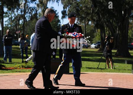 Le colonel James K. Dooghan, commandant de la 2e Armored Brigade Combat Team, 3e Division d'infanterie, dépose une couronne avec le maire Harold Fowler, maire de Richmond Hill, New York, au cours de la ville en célébration de la Journée des anciens combattants 10 novembre au J.F. Gregory Park. (U.S. Photo de l'armée par le sergent. Nathan C. Berry/ libéré) Banque D'Images