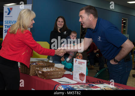 Première Dame de l'Alaska, Donna Walker et l'Armée de l'air Colonel Daniel Knight, 673d'appui de la mission du commandant de groupe, des entretiens avec un participant à la Mois de la célébration pour les familles des militaires à l'oasis arctique sur Joint Base Elmendorf-Richardson, Alaska, le 11 novembre, 2017. Walker a été ici pour rejoindre la Première Dame Melania Trump durant sa visite à JBER. Banque D'Images