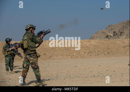 Un M203 feuilles rondes le canon d'un Afghan lance-grenade du Commando Commando lors de l'acquisition de compétences avancées au Camp Commando, Kaboul, 11 novembre 2017. Camp Commando est le foyer de l'Armée nationale afghane de l'École du Commandement des opérations spéciales de l'excellence. Le SOE est responsable de la formation des commandos 4 000 supplémentaires avant le début du printemps prochain à l'appui de la population afghane 2020 Feuille de route. La pierre angulaire de l'Afghan 2020 Route est doublement de la taille de l'Afghan Forces spéciales de sécurité au cours des quatre prochaines années. (U.S. Photo de l'Armée de l'air par la Haute Airman Sean Carnes) Banque D'Images