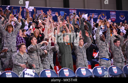 Les membres et les familles américaines des services au cours de l'acclamer 2017 Forces armées ESPN Classic jeu de basket-ball à la base aérienne de Ramstein, en Allemagne, le 11 novembre, 2017. L'événement est gratuit, suivi par plus de 3 100 fans, était un match entre le Texas A&M Aggies et le West Virginia Mountaineers. Les Forces armées Classic est une série de Division 1 de la NCAA men's basketball télédiffusées de installations militaires américaines autour de la Journée des anciens combattants chaque année comme un événement le moral des militaires. Ramstein a accueilli la première édition en 2012. (U.S. Air Force photo de Tech. Le Sgt. Sharida Jackson) Banque D'Images