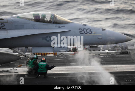 171111-N-KO563-1293 de l'OCÉAN PACIFIQUE (nov. 11, 2017) marins effectuer vérifications avant vol sur un F/A-18C Hornet, affecté à la Marine de damiers Strike Fighter Attack Squadron (VMFA) 312, sur le pont du porte-avions USS Theodore Roosevelt (CVN 71) dans l'ouest de l'océan Pacifique. Theodore Roosevelt, Ronald Reagan, et de groupes d'intervention de Nimitz sont en cours d'opérations de vol dans les eaux internationales dans le cadre d'un exercice de la force de porte-avions. La Flotte américaine du Pacifique a patrouillé dans la région Indo-pacifique couramment pour plus de 70 ans la promotion de la sécurité régionale, s Banque D'Images