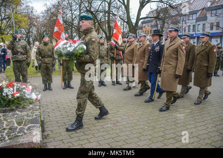 Le lieutenant-colonel Scott Cheney, le groupe aéronaval, commandant de la Pologne se joint à Brigue. Le général Jarosław Gromadziński, l'armée polonaise, la 15ème Brigade Mécanisée, commandant d'une cérémonie de dépôt de gerbes en l'honneur de la Journée de l'indépendance polonaise à Giżycko, Pologne, le 11 novembre, 2017. Banque D'Images