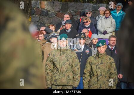 Le lieutenant-colonel Scott Cheney, le groupe aéronaval, commandant de la Pologne se joint à Brigue. Le général Jarosław Gromadziński, l'armée polonaise, la 15ème Brigade Mécanisée, commandant d'une cérémonie de dépôt de gerbes en l'honneur de la Journée de l'indépendance polonaise à Giżycko, Pologne, le 11 novembre, 2017. Banque D'Images