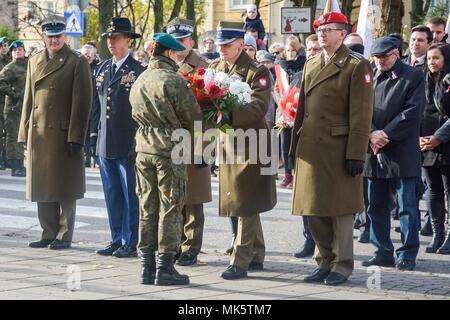 Le lieutenant-colonel Scott Cheney, le groupe aéronaval, commandant de la Pologne se joint à Brigue. Le général Jarosław Gromadziński, l'armée polonaise, la 15ème Brigade Mécanisée, commandant d'une cérémonie de dépôt de gerbes en l'honneur de la Journée de l'indépendance polonaise à Giżycko, Pologne, le 11 novembre, 2017. Banque D'Images