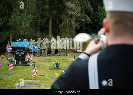 171111-N-EH218-0088 GARDINER, Washington (nov. 11, 2017) attribué à Seabees Naval Facilities Engineering Command Northwest saluer comme des Pre est joué lors d'un mémorial en hommage à Marvin 3e classe Mécanicien Construction Glenn Shields au cimetière de Gardiner. La cérémonie a rendu hommage à la seule bénéficiaire de la médaille d'honneur Seabee et vétéran du Vietnam, Shields, qui a reçu à titre posthume la plus haute distinction militaire pour son action et pour donner sa vie pour sauver des camarades alors que sous le feu ennemi. (U.S. Photo par marine Spécialiste de la communication de masse 2e classe Ryan J. Batchelder/libérés) Banque D'Images