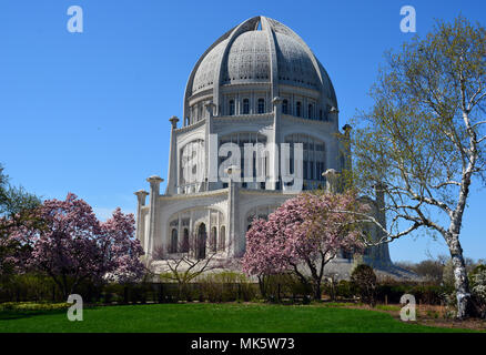 La maison d'Adoration Baha'i et c'est les jardins sont situés dans la banlieue nord de Wilmette Illinois, au nord de Chicago. Banque D'Images