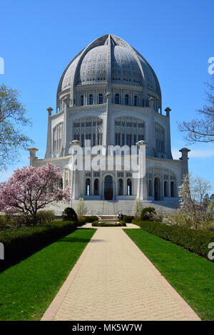 La maison d'Adoration Baha'i et c'est les jardins sont situés dans la banlieue nord de Wilmette Illinois, au nord de Chicago. Banque D'Images