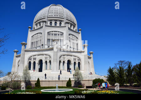 Les touristes visitent la maison d'Adoration Baha'i dans la banlieue de Chicago Wilmette. Achevée en 1953, c'est le seul temple Bahai en Amérique du Nord. Banque D'Images