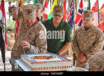 U.S. Marine Brigue. Le général Robert B. Sofge, commandant général adjoint pour les opérations de la composante terrestre des Forces conjointes - Fonctionnement résoudre inhérent, coupe le cake aux côtés de la plus ancienne et la plus jeune membre de Marines présents au cours de la 242e cérémonie d'anniversaire du Corps des Marines à Bagdad, l'Iraq, le 10 novembre 2017. CJFLCC-OIR, une coalition de 23 nations régionales et internationales qui se sont associées pour permettre aux forces en partenariat pour vaincre ISIS en Iraq pour rétablir la stabilité et la sécurité. (Photo par le Sgt. Von Marie Donato) Banque D'Images