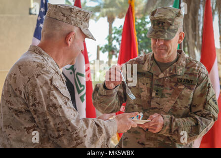 U.S. Marine Brigue. Le général Robert B. Sofge, commandant général adjoint pour les opérations de la composante terrestre des Forces conjointes - Fonctionnement résoudre inhérent, sert une tranche de gâteau au major général Pat White, commandant général du CJFLCC-OIR et 1st Armored Division et de Fort Bliss, Texas, au cours de la 242e cérémonie d'anniversaire du Corps des Marines à Bagdad, l'Iraq, le 10 novembre 2017. (Photo par le Sgt. Von Marie Donato) Banque D'Images