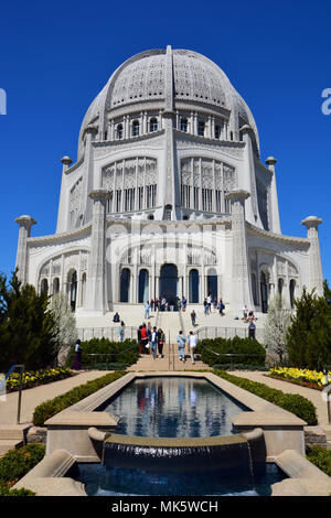 Les touristes visitent la maison d'Adoration Baha'i dans la banlieue de Chicago Wilmette. Achevée en 1953, c'est le seul temple Bahai en Amérique du Nord. Banque D'Images