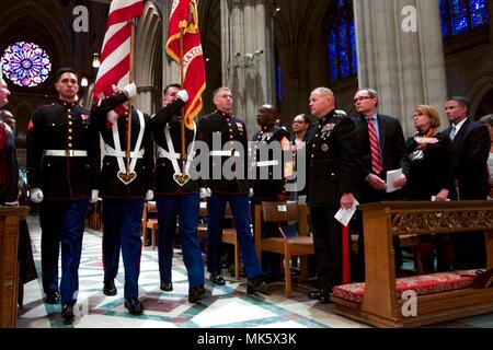 Robert B. Neller (né en 1953) est un général du corps des Marines des États-Unis qui a servi en tant que 37e commandant du corps des Marines de 2015 à 2019. L'image d'archives documente sa participation au culte annuel à la cathédrale nationale de Washington le 12 novembre 2017, commémorant le 242e anniversaire du corps des Marines. Banque D'Images