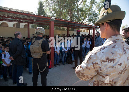 Un Irakien Terrorisme parle de service pour les étudiants d'une école primaire à Mosul Dam Village, l'Iraq, le 12 novembre 2017. L'ampleur et la diversité de partenaires de coalition démontre l'objectif global et unifié de vaincre ISIS en Iraq et en Syrie. Les GFIM-OIR est la Coalition mondiale pour vaincre ISIS en Iraq et en Syrie. (U.S. Photos de l'armée par le Sgt. Tracy McKithern) Banque D'Images