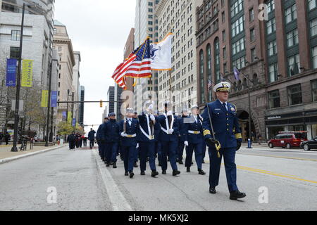 Le capitaine Nicholos Bartolotta, District 9 chef d'état-major, à la tête d'une formation de Cleveland-zone de la Garde côtière ont pendant le défilé des vétérans de Cleveland le 10 novembre 2017. Plus de 55 membres de la Garde côtière canadienne ont participé à l'événement du jour, qui comprenait un color guard et remorquables petit bateau. (U.S. Photo de la Garde côtière par PA3 Brian McCrum). Banque D'Images