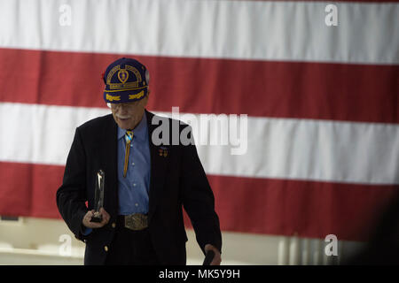 Ancien combattant de la guerre de Corée Gordon Severson reçoit le Prix de la défense des anciens combattants du Gouverneur au cours d'une cérémonie à la Journée des anciens combattants de la Garde nationale de l'Alaska à l'Armurerie Joint Base Elmendorf-Richardson, Alaska, le 11 novembre, 2017. Le ministère des Affaires des anciens combattants et militaires a été l'hôte de la cérémonie publique avec la Garde nationale de l'Alaska depuis 1998. (U.S. Photo de l'Armée de l'air par la Haute Airman Javier Alvarez) Banque D'Images