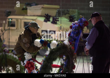 Les participants de la cérémonie de la Journée des anciens combattants de déposer des couronnes à la Garde nationale de l'Alaska à l'Armurerie Joint Base Elmendorf-Richardson, Alaska, le 11 novembre, 2017. Le ministère des Affaires des anciens combattants et militaires a été l'hôte de la cérémonie publique avec la Garde nationale de l'Alaska depuis 1998. (U.S. Photo de l'Armée de l'air par la Haute Airman Javier Alvarez) Banque D'Images