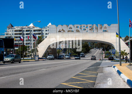 Marbella Arch. Panneau d'entrée de Marbella. La province de Malaga, Andalousie, espagne. Photo prise - 3 mai 2018. Banque D'Images