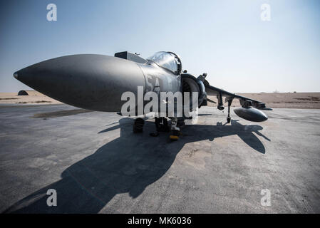 Un milieu marin de l'escadron 161 à rotors basculants (Rein) AV-8B Harrier II est situé sur la rampe à Al Udeid Air Base, Qatar, le 9 novembre 2017. Le Busard Saint-Martin est connu pour ses / verticale de décollage et d'atterrissage court capacité d'attaque. Le VMM-161 est ici pour appuyer l'opération opération et résoudre inhérent de la liberté de la Sentinelle. (U.S. Air National Guard photo par le Sgt. Phil Speck) Banque D'Images