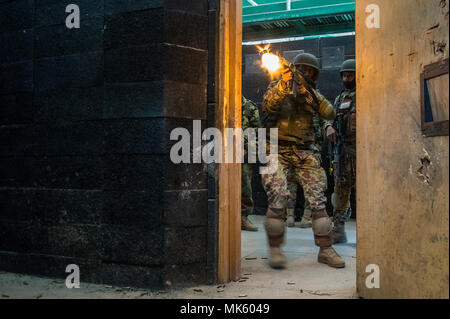 Un stagiaire Commando Afghan réduit une menace que son équipe se prépare à entrer dans une pièce d'un composé durant les opérations urbaines s'entraîner au Camp Commando, Kaboul, Afghanistan, le 14 novembre 2017. Les stagiaires sont pour la semaine 10 de la semaine 14 Commando dirigés par les Afghans en cours de qualification. Plus de 4 000 nouveaux Commandos s'entraîneront à CQC avant le 1er mai 2018. (U.S. Photo de l'Armée de l'air par la Haute Airman Sean Carnes) Banque D'Images