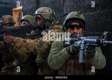 Un stagiaire Commando Afghan et son équipe répètent les techniques d'opérations urbaines au Camp Commando, Kaboul, Afghanistan, le 14 novembre 2017. Les stagiaires sont pour la semaine 10 de la semaine 14 Commando dirigés par les Afghans en cours de qualification. Plus de 4 000 nouveaux Commandos s'entraîneront à CQC avant le 1er mai 2018. (U.S. Photo de l'Armée de l'air par la Haute Airman Sean Carnes) Banque D'Images