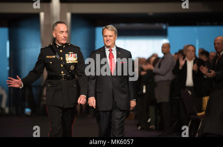 Le général du Corps des Marines américain Joseph F. Dunford, Jr., président de l'état-major des armées, entre dans la société Semper Fidelis Boston U.S. Marine Corps Déjeuner d'anniversaire accompagnés par M. Tom Lyons, fondateur et président de la société, à Semper Fi le Boston Convention & Exhibition Center, Massachusetts, le 13 novembre 2017. (DoD Photo par le sgt de l'armée américaine. James K. McCann) Banque D'Images