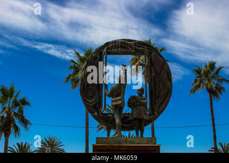 La sculpture. Les garçons et la sculpture de la fenêtre d'Eduardo Soriano à Marbella. La province de Malaga, Andalousie, espagne. Photo prise - 3 mai 2018. Banque D'Images