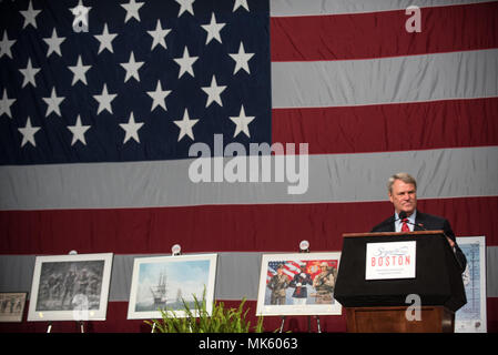 M. Tom Lyons, fondateur et président de la société Fi Semper, prend la parole lors du Semper Fidelis Society Boston U.S. Marine Corps Anniversaire Dîner au Boston Convention & Exhibition Center, Massachusetts, le 13 novembre 2017. (DoD Photo par le sgt de l'armée américaine. James K. McCann) Banque D'Images