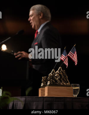 M. Tom Lyons, fondateur et président de la société Fi Semper, prend la parole lors du Semper Fidelis Society Boston U.S. Marine Corps Anniversaire Dîner au Boston Convention & Exhibition Center, Massachusetts, le 13 novembre 2017. (DoD Photo par le sgt de l'armée américaine. James K. McCann) Banque D'Images