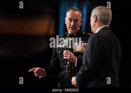 Le général du Corps des Marines américain Joseph F. Dunford, Jr., président du Joint Chiefs of Staff, merci M. Tom Lyons, fondateur et président de la société Fi Semper Semper Fidelis, au cours de la Boston Society U.S. Marine Corps Anniversaire Dîner au Boston Convention & Exhibition Center, Massachusetts, le 13 novembre 2017. (DoD Photo par le sgt de l'armée américaine. James K. McCann) Banque D'Images