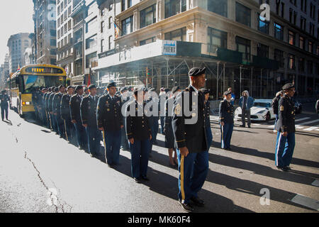 Des soldats de la réserve de l'Armée américaine affecté à la 77e Brigade de soutien en direction nord sur Mars au cours de l'assemblée annuelle de la Cinquième Avenue New York City Veterans Day Parade le 11 novembre, 2017. La 77e Brigade de soutien est l'héritage le commandement de la légendaire 77e Division d'infanterie, la première division de la réserve de l'Armée de voir combattre dans la Première Guerre mondiale. Aujourd'hui, la brigade est chargé de fournir un soutien logistique dans le théâtre pour les unités de combat. New York City est le foyer de plus de 200 000 anciens combattants militaires. (U.S. Photo de l'armée par le Sgt. Hector Rene Membreno-Canales/libérés) Banque D'Images