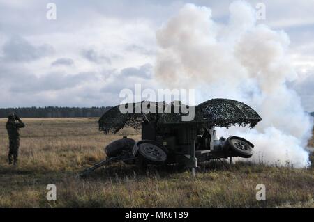 Soldat roumain affecté à la défense aérienne de la base de la masse de l'Armée de "détachement", la Chauve-souris noire sert un chef d'équipe, les questions l'incendie commande à l'équipe du canon canon à tir réel d'un Wierzbiny au domaine de formation, la Pologne le 14 novembre 2017. Banque D'Images