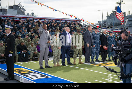 171112-N-VC599-292 NORFOLK (nov. 12, 2017) Fox NFL dimanche accueille Michael Strahan, Terry Bradshaw, Howie Long, et Jimmy Johnson se tenir avec les marins au cours de la NFL à bord montrent arborant Naval Station Norfolk. Fox Sports la couverture à travers le week-end de la Fête des Anciens Combattants offre la possibilité de mettre en valeur pour le peuple américain le professionnalisme et l'engagement des hommes et des femmes de la Marine américaine. (U.S. Photo par marine Spécialiste de la communication de masse 2e classe Justin Wolpert/libérés) Banque D'Images