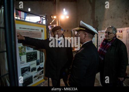 171111-N-N404-570 GESNES-en-argonne, France (nov. 11, 2017) Dominique Lacourde, un résident de Gesnes-en-argonne, la France, l'arrière montre Adm. Thomas Ishee, directeur des opérations chez U.S. Naval Forces Europe-Africa, un défilé de l'histoire de la ville pendant la Première Guerre mondiale, après une cérémonie de commémoration de l'Armistice à célébrer la Journée des anciens combattants et à Gesnes-en-Argonne. Les Forces navales des États-Unis, dont le siège social est situé à Europe-afrique, Naples, Italie, supervise les opérations navales et mixte, souvent de concert avec les pays alliés et partenaires interinstitutions, pour permettre des relations durables et d'augmenter la vigilance et la résistance à l'Europe et l'Afri Banque D'Images