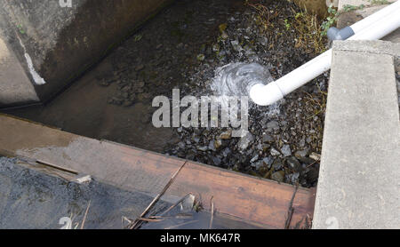 Les eaux souterraines et les eaux de ruissellement recueillies à la station de la Garde côtière canadienne, l'air de Horsham Horsham, PA bassin de retenue a fait l'objet d'un lavage simple, pourtant efficace apparemment, jeu de tuyaux, Weir, pompes et un filtre à charbon actif granulé avant de s'écouler hors de la zone d'eau. Poser provisoirement en octobre 2017, l'essai pour vérifier son efficacité va continuer, avant de passer à un appareil plus permanente. Banque D'Images