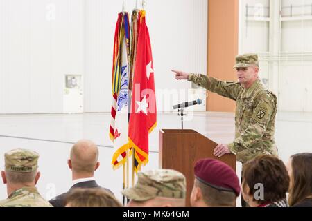 Le major-général Walter Piatt, général commandant de la 10e Division de Montagne (LI), parler à la foule au cours de 10e Brigade d'aviation de combat de redéploiement de la cérémonie à Fort Drum (New York, le 9 novembre. La brigade était de retour d'une rotation de neuf mois à l'Europe de l'Atlantique, l'appui de l'armée américaine pour assurer le fonctionnement de l'Europe de l'Organisation des alliés de l'engagement de l'état de l'alliance et de dissuader l'agression étrangère. (U.S. Photo de l'armée par la CPS. Thomas Scaggs) 171109-A-TZ475-125 Banque D'Images