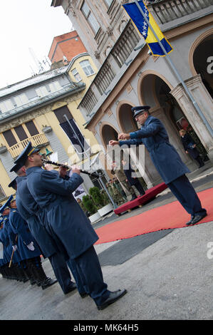 Les Forces armées de Bosnie-Herzégovine fonctionner lors d'une cérémonie d'accueil en dehors de l'armée située à Sarajevo pour lancer le Comité militaire de l'OTAN visite, 14 novembre 2017. Le comité est composé de hauts officiers militaires des pays de l'OTAN, y compris l'U.S. Air Force Brig. Le général Robert Huston, siège de l'OTAN, commandant de Sarajevo. (U.S. Photo de l'Armée de l'air par le sergent. Sorsek ambre) Banque D'Images