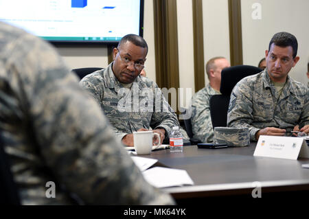 Le sergent-chef en chef. David Brown, chef du commandement de la 19e Air Force, est assis avec les membres de la 149e Escadre de chasse au cours de son groupe de maintenance et le général de la visite de Patrick Doherty Joint Base San Antonio-Lackland, Texas, le 8 novembre, 2017. Le leadership de la 19e Air Force a pris le temps d'aller visiter avec divers membres de l'aile et de recueillir des commentaires sur les aspects positifs et négatifs de leurs centres de travail. (Air National Guard photo de Tech. Le Sgt. Mindy Bloem) Banque D'Images