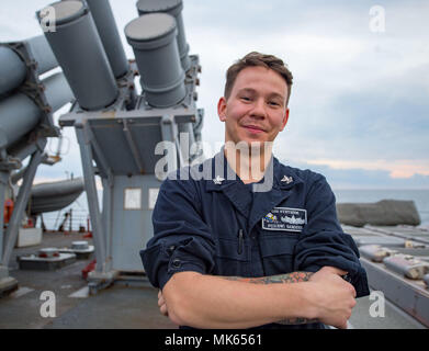 171102-N-HI376-038 EAUX AU LARGE DE LA CÔTE DU JAPON (nov. 02, 2017) 2ème classe Controlman Feu Justin Sanders, de Newton, N.C., pose pour une photo sur l'arrière de la plate-forme de missiles de la classe Arleigh Burke destroyer lance-missiles USS Stethem (DDG 63). Stethem fonctionne dans le cadre de l'attaque de Ronald Reagan aux États-Unis 7e flotte zone d'opérations, une force prête au combat qui protège et défend les intérêts de maritime collective de ses alliés et partenaires de l'Indo-Asia-Pacifique. (U.S. Photo par marine Spécialiste de la communication de masse 2e classe Jeremy Graham) Banque D'Images