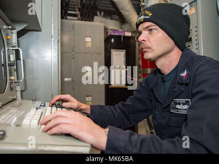 171102-N-HI376-005 EAUX AU LARGE DE LA CÔTE DU JAPON (nov. 02, 2017) Fire Controlman (AEGIS) 1re classe James Davidson, de Plain City, Ohio, monte la garde dans une salle de contrôle radar à bord de la classe Arleigh Burke destroyer lance-missiles USS Stethem (DDG 63). Stethem fonctionne dans le cadre de l'attaque de Ronald Reagan aux États-Unis 7e flotte zone d'opérations, une force prête au combat qui protège et défend les intérêts de maritime collective de ses alliés et partenaires de l'Indo-Asia-Pacifique. (U.S. Photo par marine Spécialiste de la communication de masse 2e classe Jeremy Graham) Banque D'Images