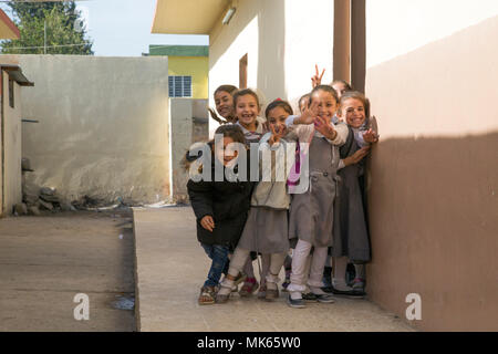 Étudiants irakiens posent pour une photo dans une école primaire, Aski Mossoul, Irak, le 13 novembre 2017. L'ampleur et la diversité de partenaires de coalition démontre l'objectif global et unifié de vaincre ISIS en Iraq et en Syrie. Les GFIM-OIR est la Coalition mondiale pour vaincre ISIS en Iraq et en Syrie. (U.S. Photo de l'armée par le Sgt. Tracy McKithern) Banque D'Images