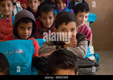 Les jeunes étudiants irakiens posent pour une photo dans une école primaire, Aski Mossoul, Irak, le 13 novembre 2017. L'ampleur et la diversité de partenaires de coalition démontre l'objectif global et unifié de vaincre ISIS en Iraq et en Syrie. Les GFIM-OIR est la Coalition mondiale pour vaincre ISIS en Iraq et en Syrie. (U.S. Photo de l'armée par le Sgt. Tracy McKithern) Banque D'Images